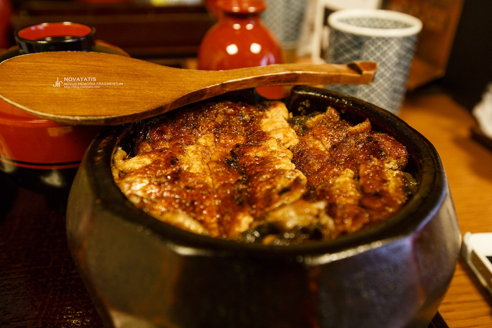 주걱 얹힌 장어덮밥과 찻잔 세트