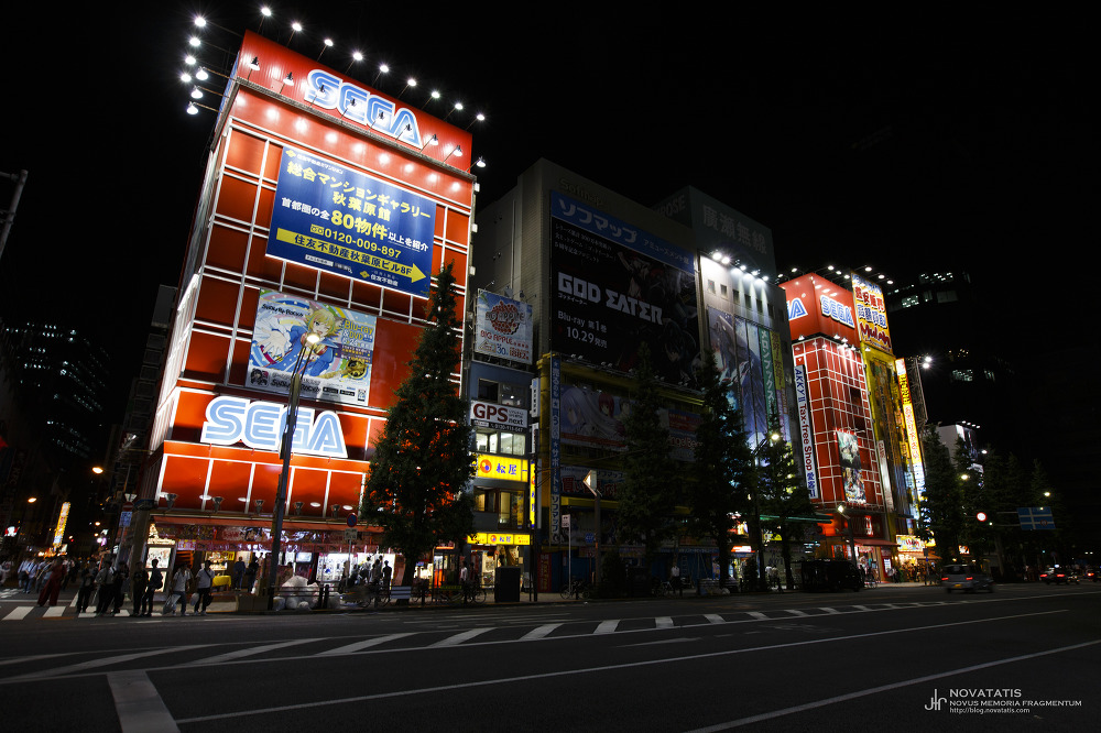 SEGA 간판 밝은 도쿄 거리 전경