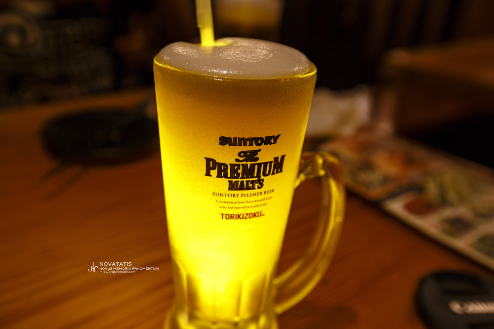 거품 가득한 생맥주 잔