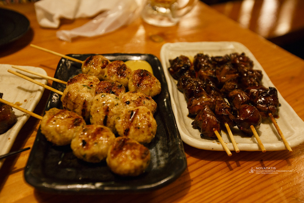 꼬치구이와 구운 미트볼 접시