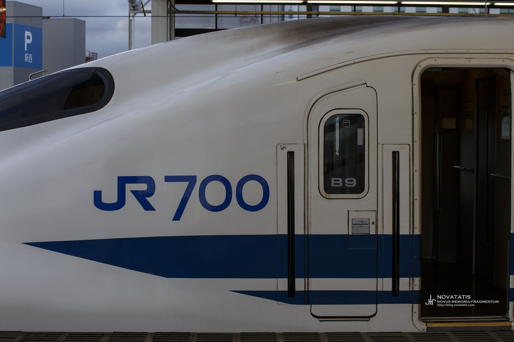 JR700 로고 보이는 신칸센 측면