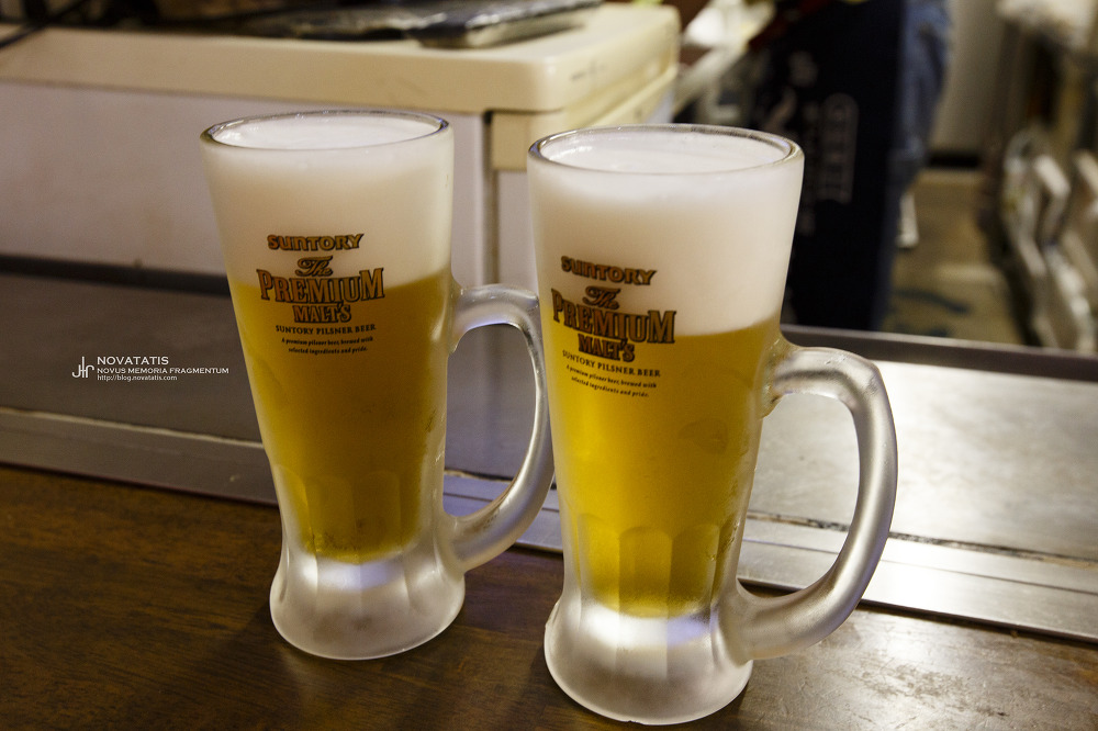 거품 가득한 선토리 맥주 잔 두 개