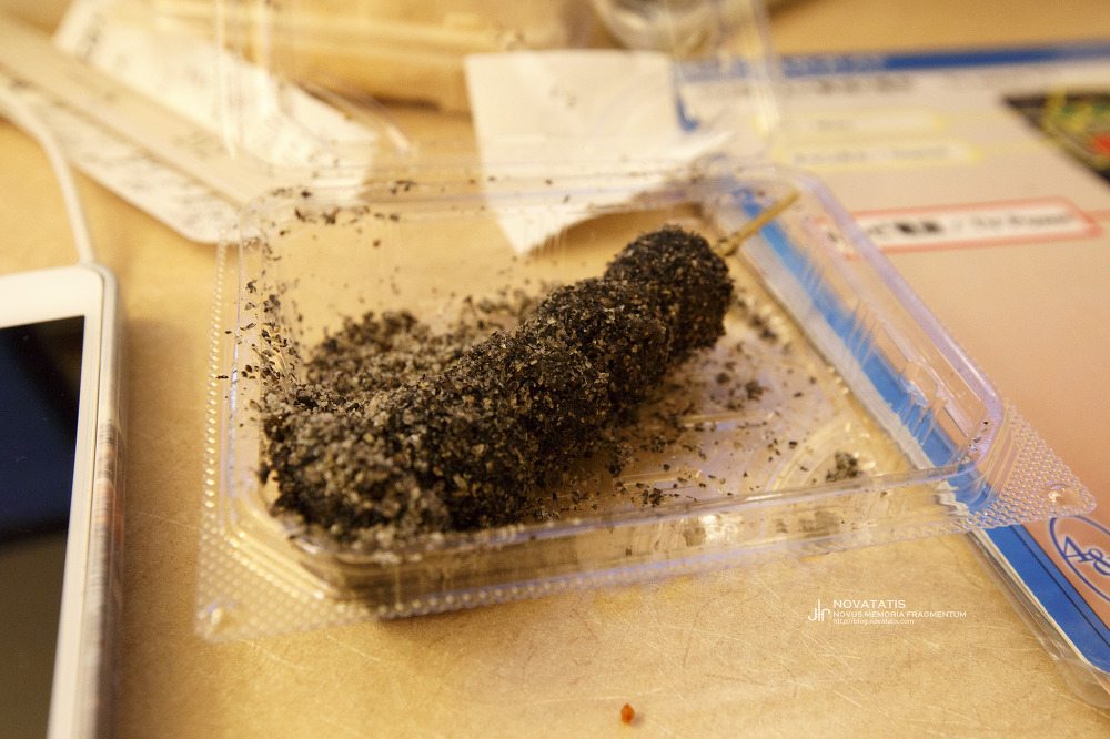 검은깨 묻은 꼬치 떡
