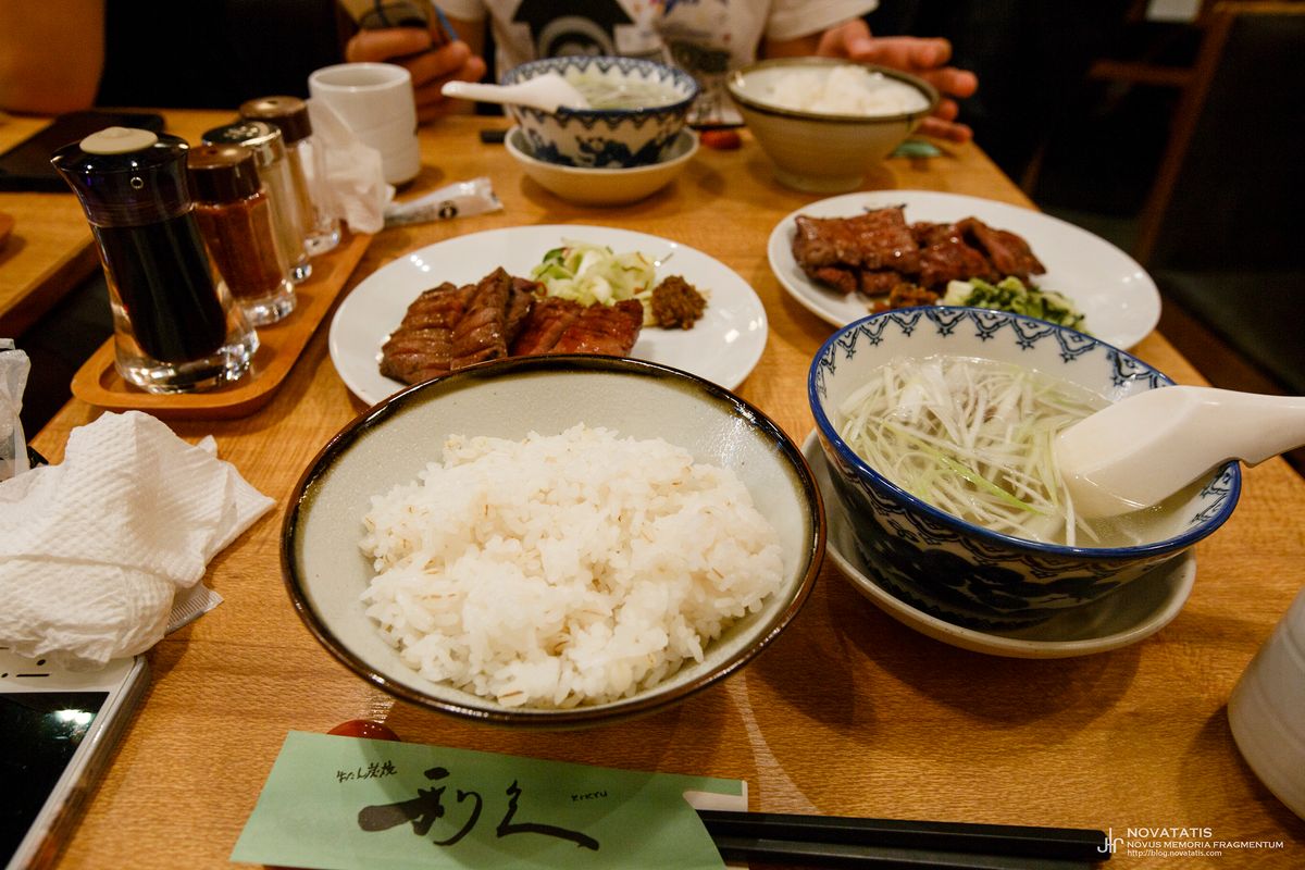 밥과 맑은국, 구운 소고기 놓인 식탁