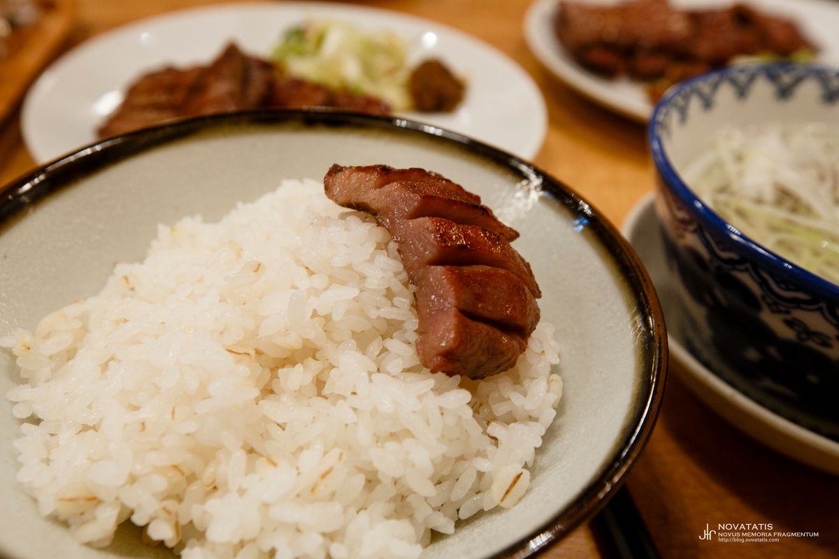 밥 위에 올린 구운 소고기 한 점