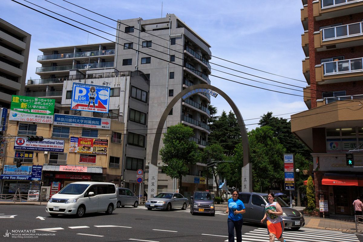 삼거리 아치형 입구와 행인