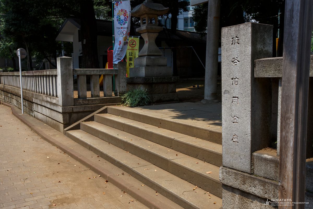 신사 계단과 석주