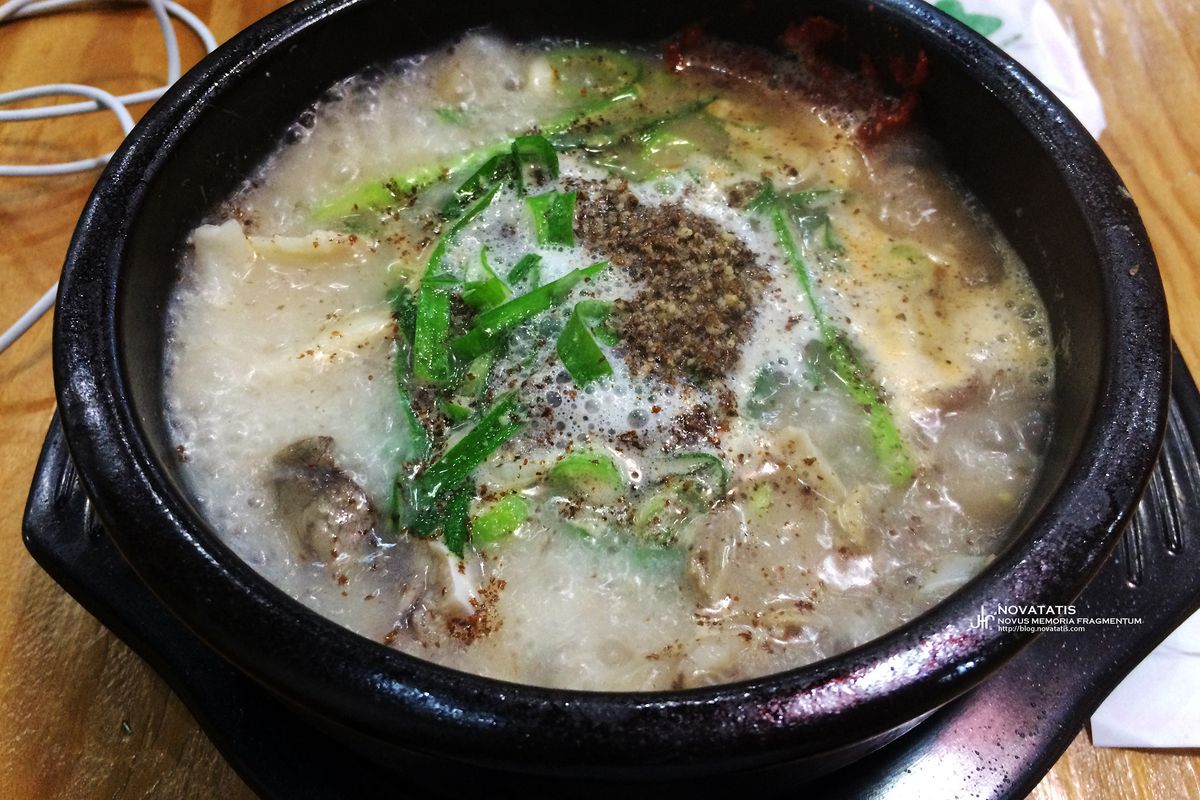뚝배기 설렁탕 위 실파와 후추 가루