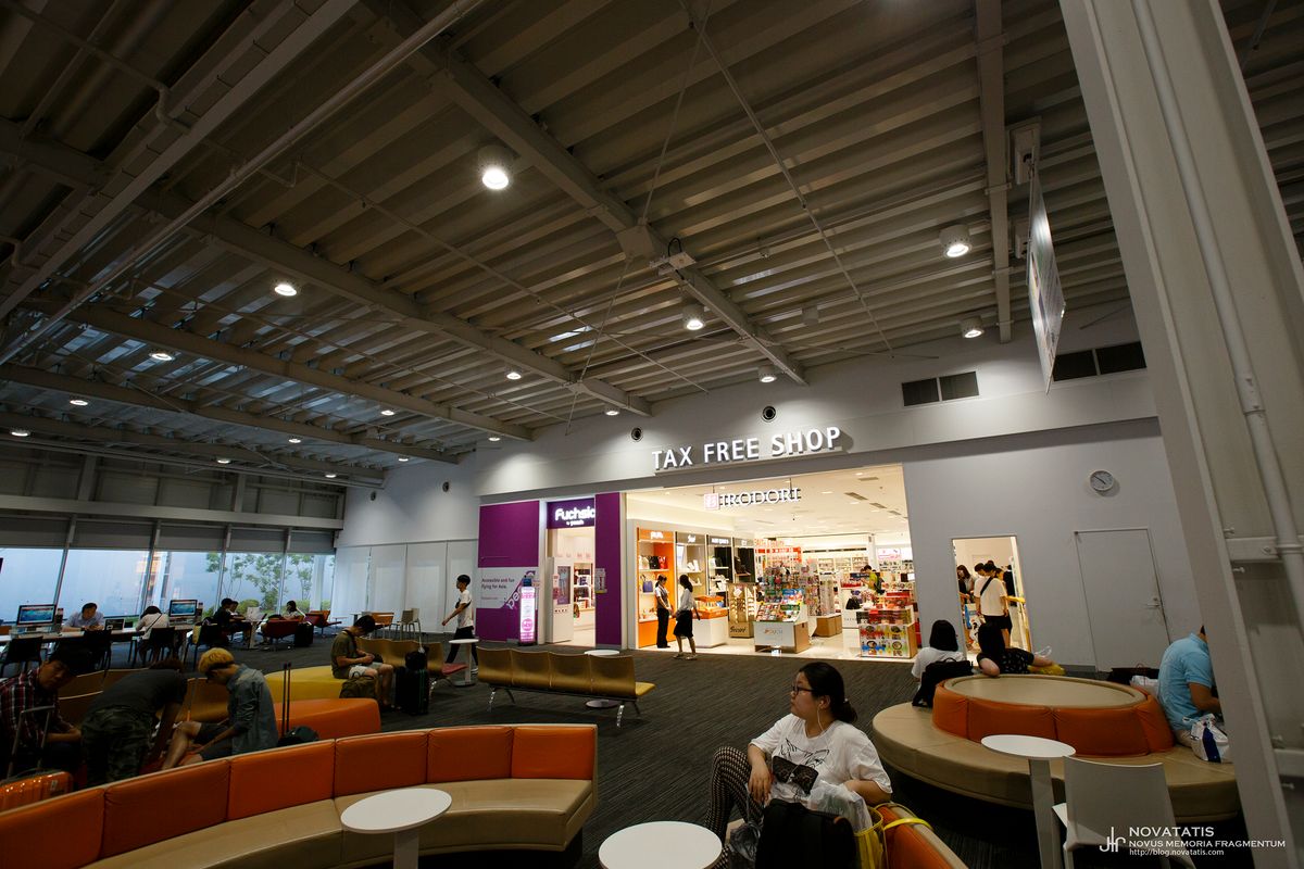공항 라운지 소파와 TAX FREE SHOP 입구