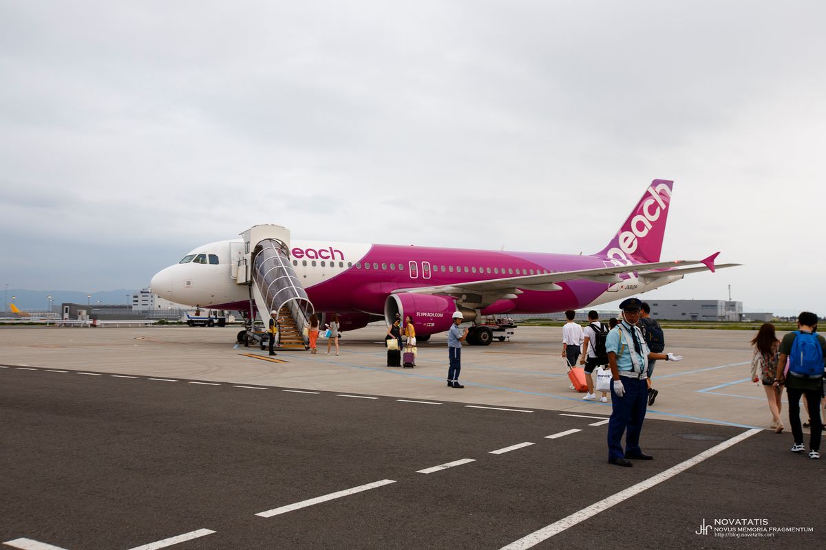 피치항공 A320 기체와 활주로 승객