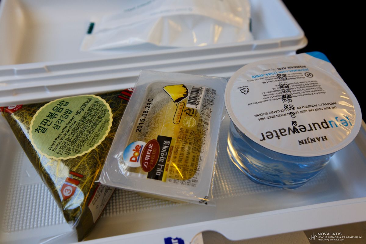 삼각김밥과 파인애플, 한진 생수가 놓인 기내식