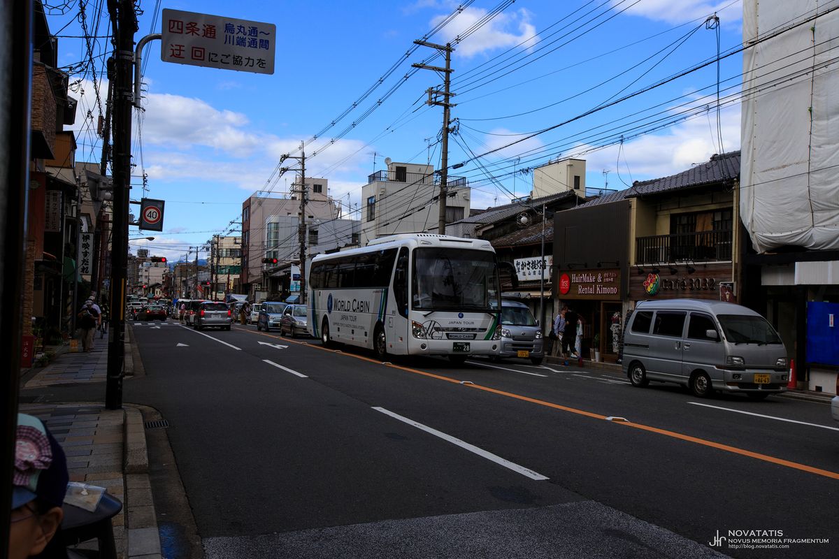 버스 정차한 상점가 대로