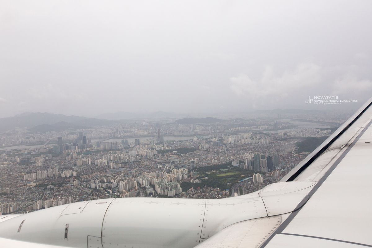 착륙 직전 김포공항 활주로와 계류장 전경