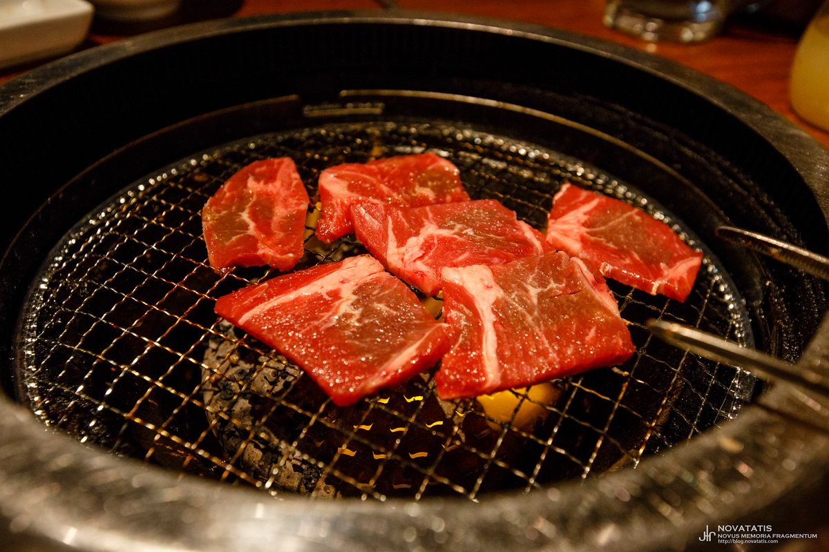 숯불 위에 넓게 올린 양념 소고기