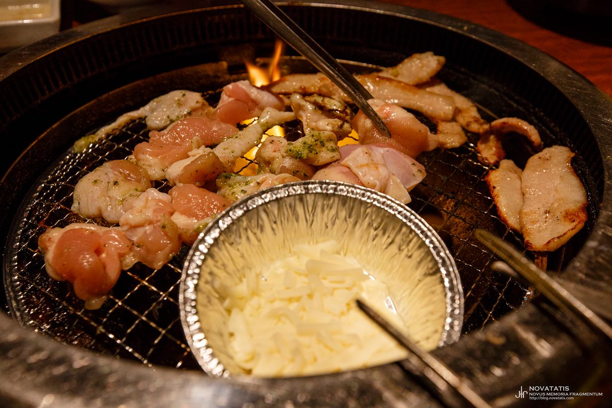 숯불구이판 위 닭고기와 치즈볼