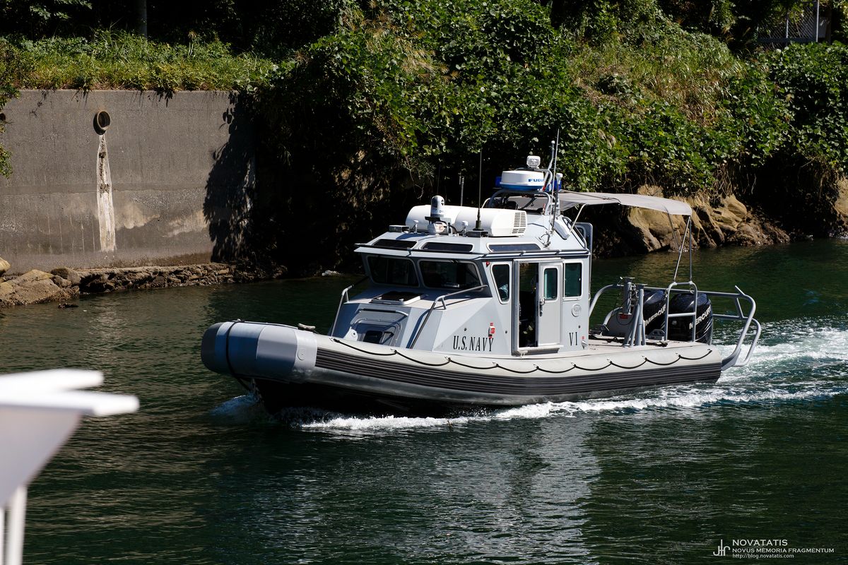 U.S. NAVY 글자 보이는 고속정