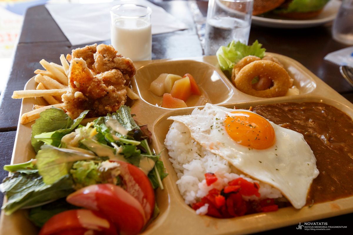 계란후라이 얹은 카레와 야채 반찬 세트