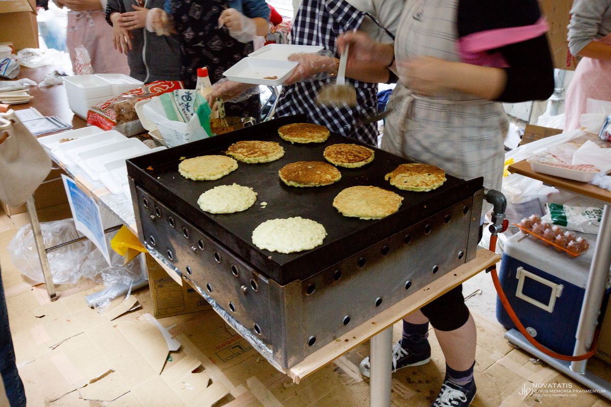 철판 위에 여러 장의 오코노미야키