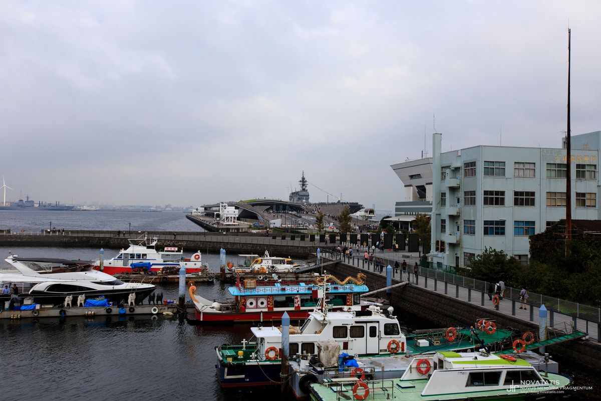 정박한 요트와 바다 건물 풍경