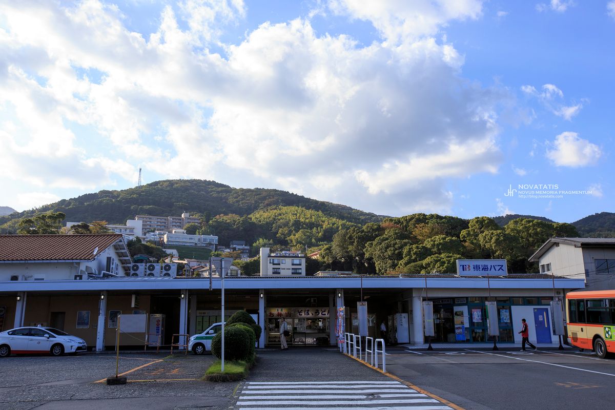 버스터미널 건물과 주변 산