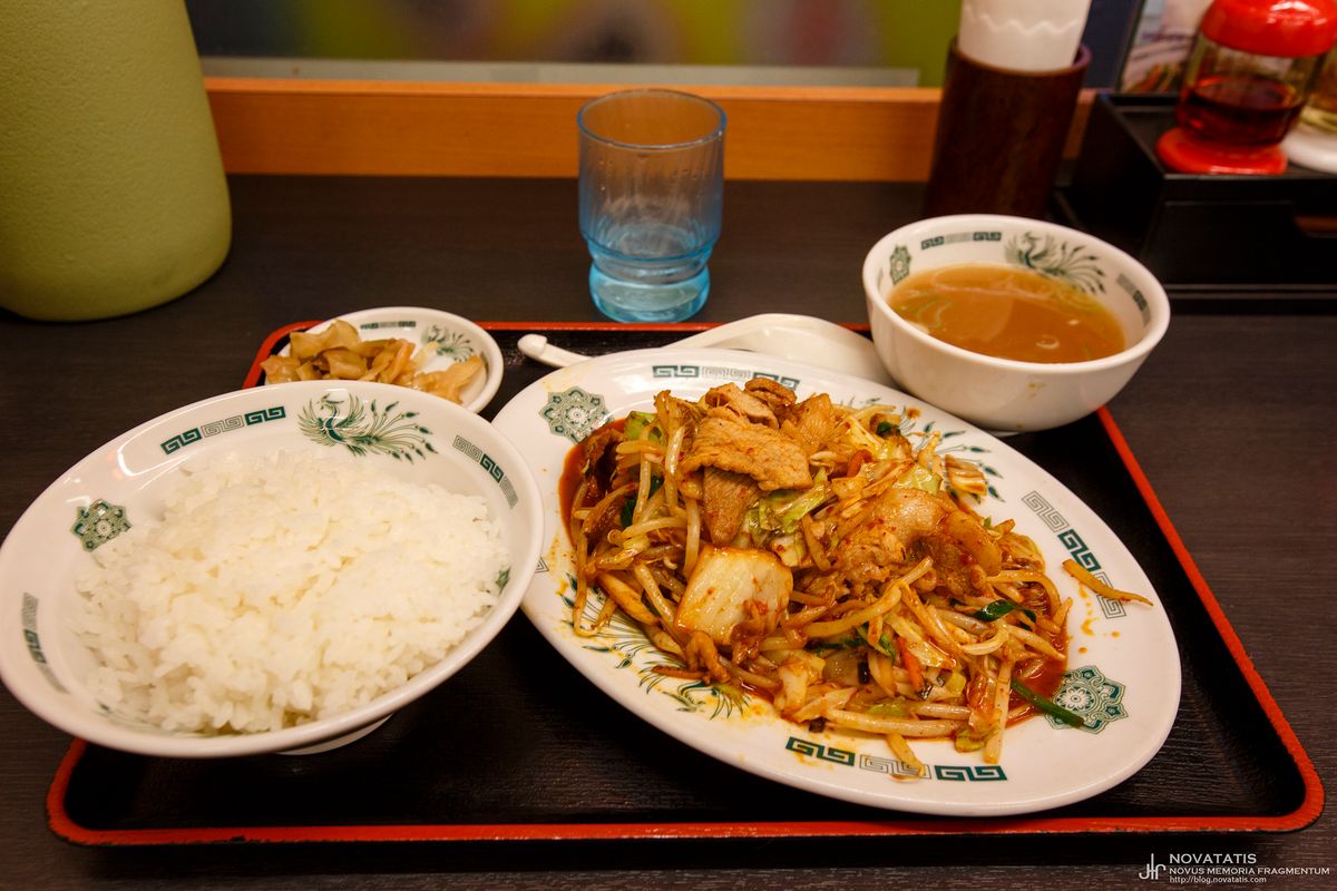 밥과 야채볶음, 된장국, 물컵이 올려진 정식