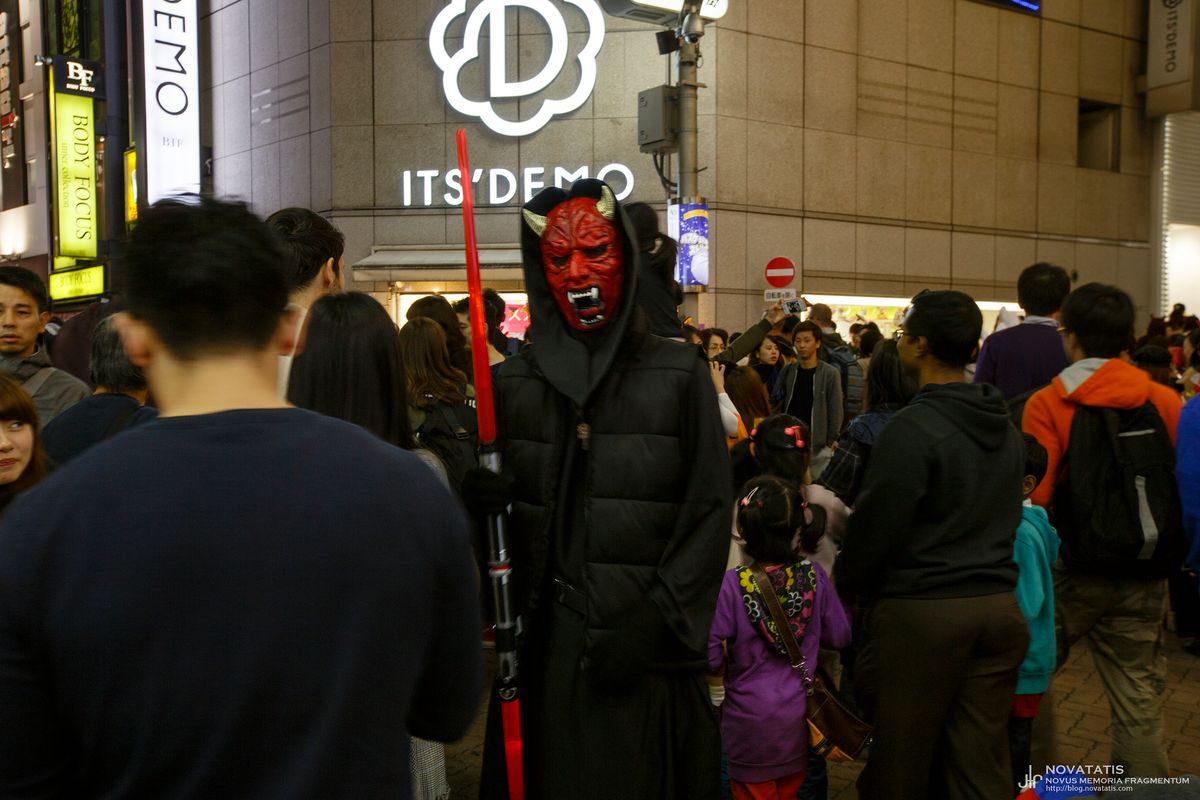 서점 앞 쇼핑가 인파