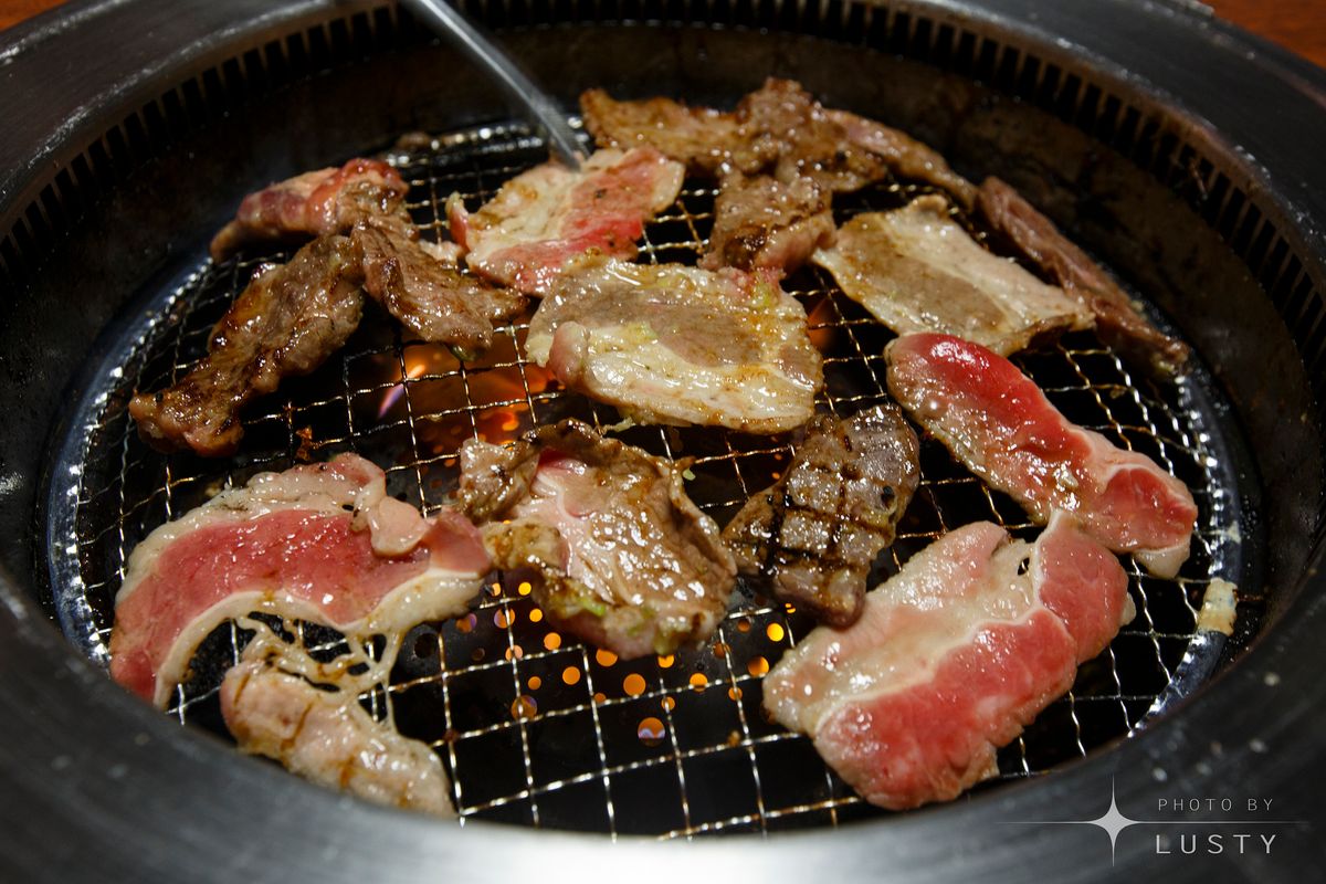 숯불 위 고기 구이