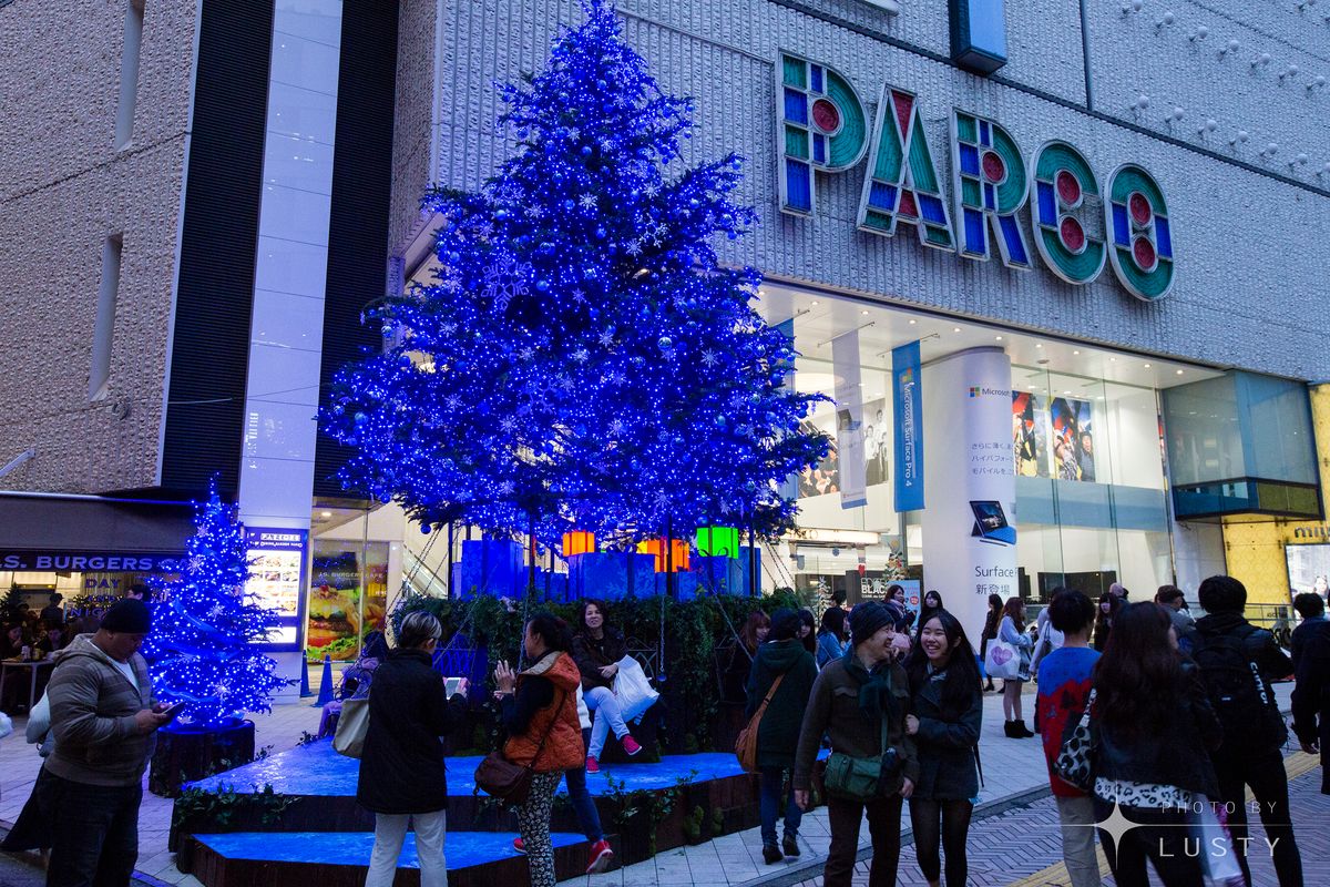 파르코 앞 파란 조명 트리와 행인