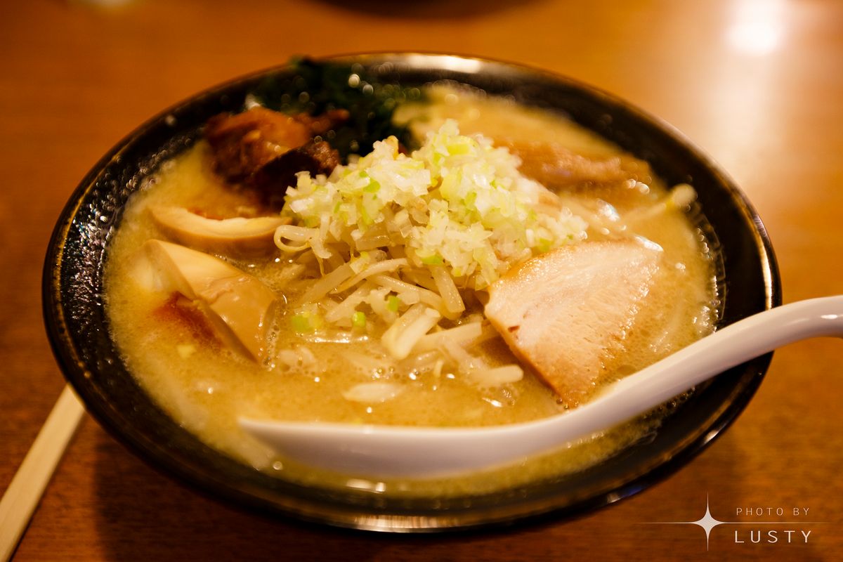 찻잔에 담긴 챠슈와 숙주 라멘