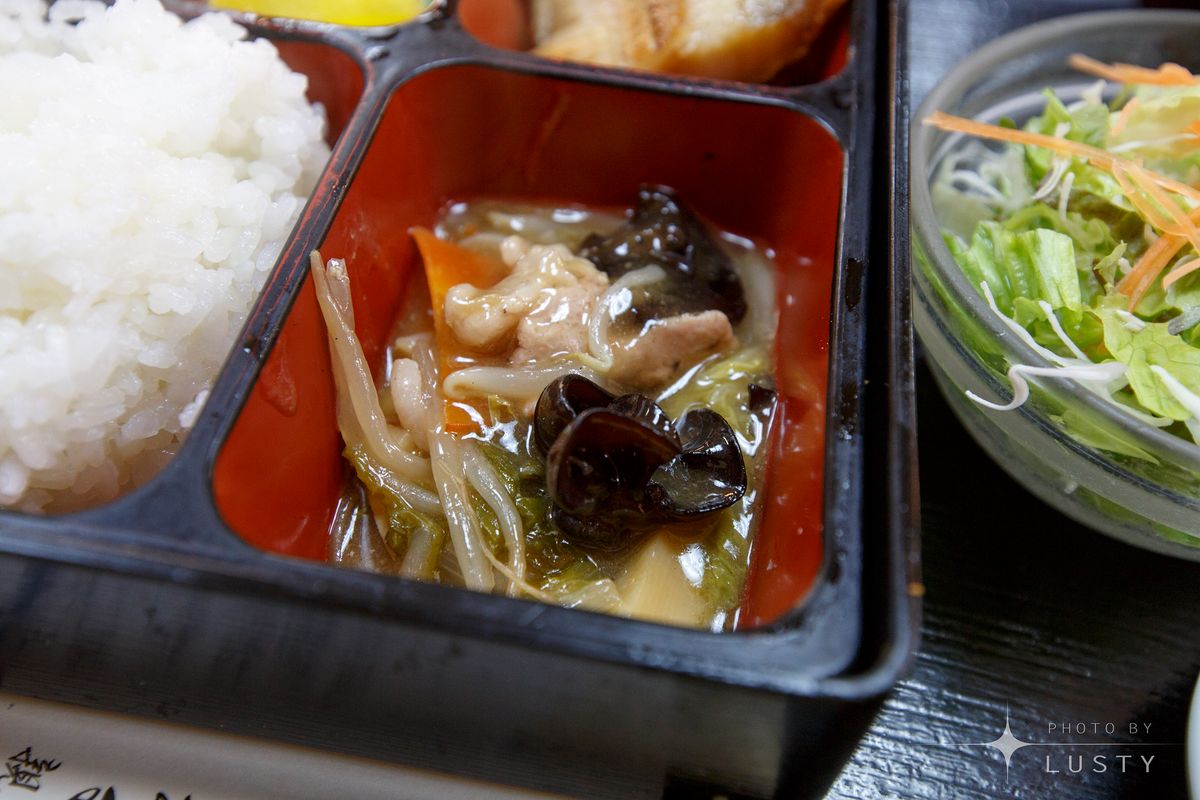 야채 볶음과 밥이 든 도시락 컷