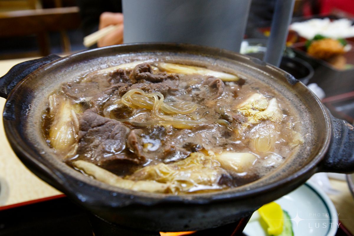 끓는 국물 속 쇠고기와 당면이 보이는 냄비
