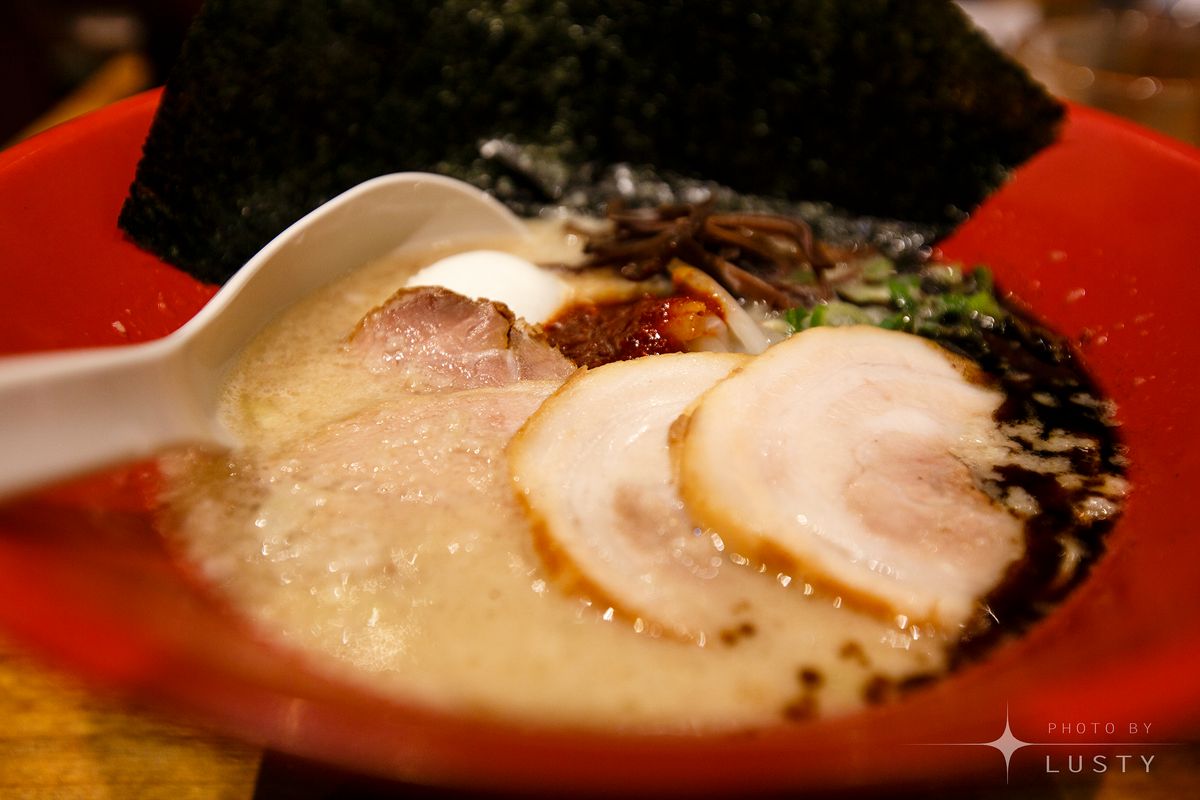 차슈와 달걀, 김이 얹힌 라면 한 그릇
