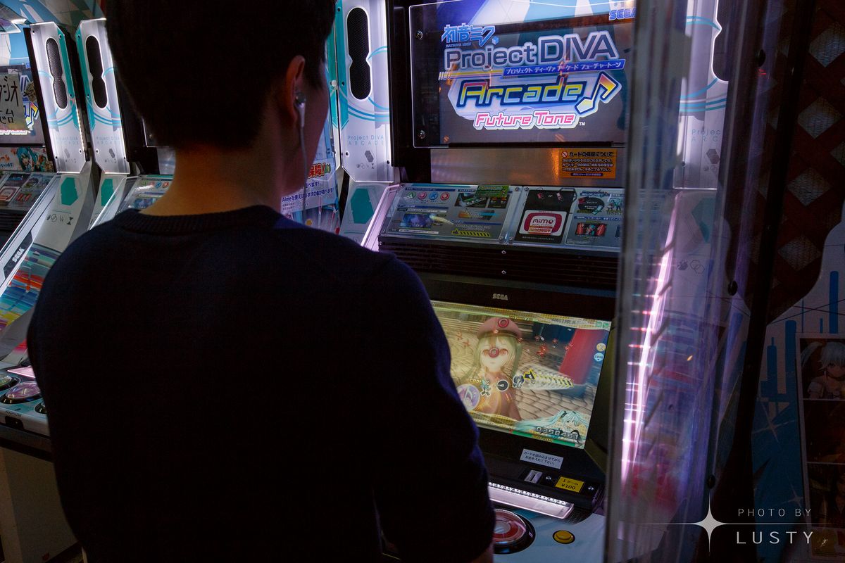 헤드폰 남성과 Project DIVA 아케이드
