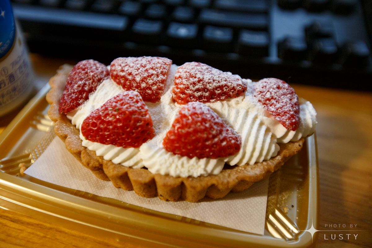 딸기 올려진 크림 타르트