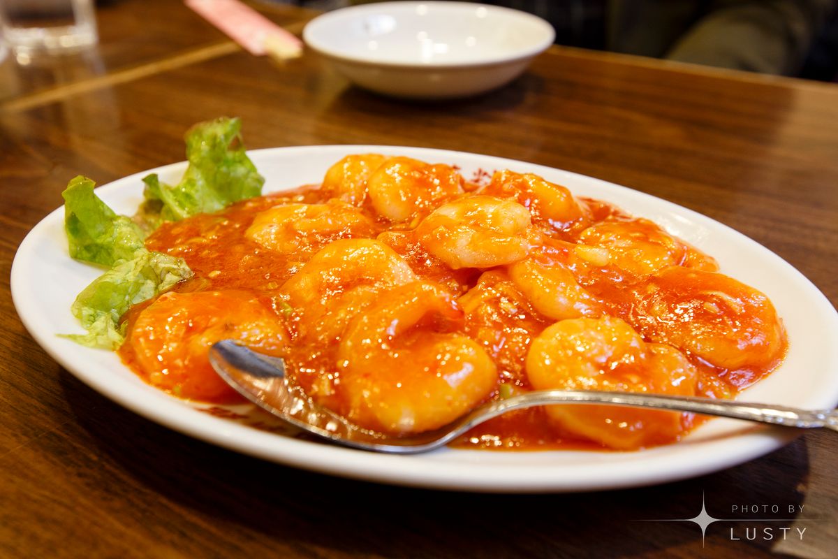 빨간 소스에 버무린 새우 요리 접시