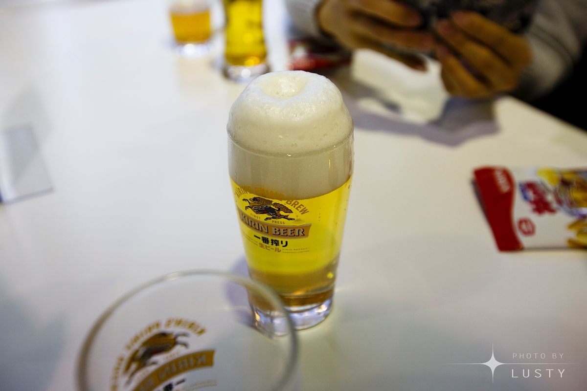 흰 거품 맥주잔이 놓인 테이블