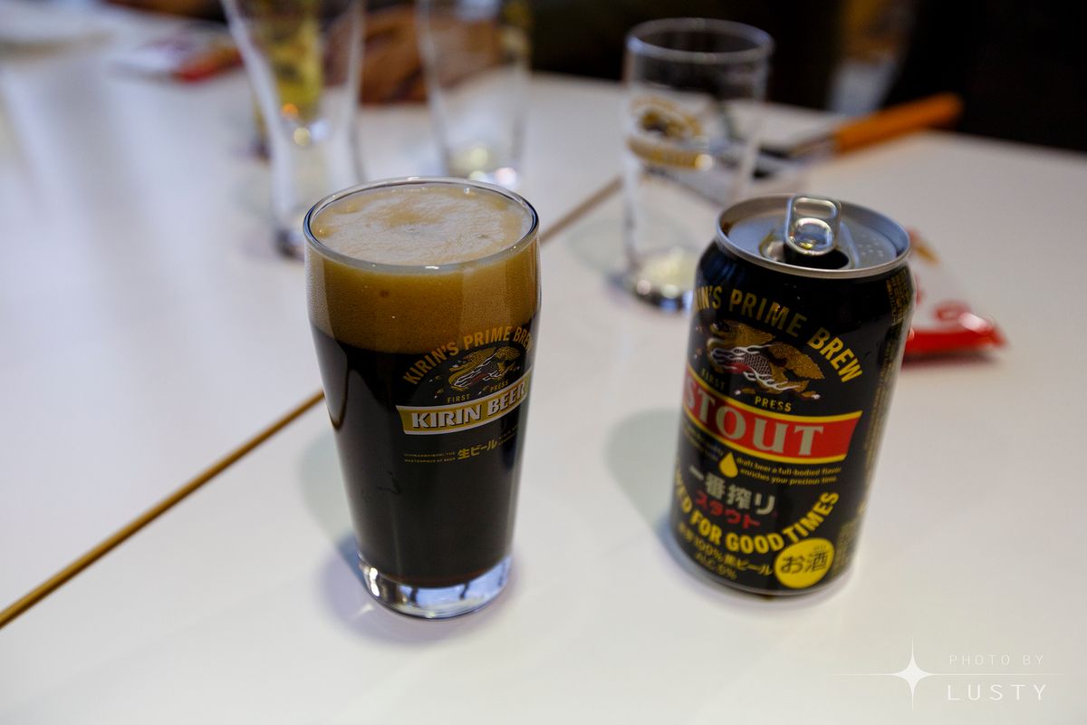 기린 다크 맥주 잔과 캔