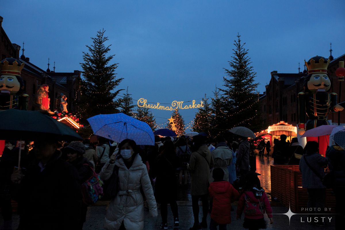Christmas Market 간판과 우산 시민
