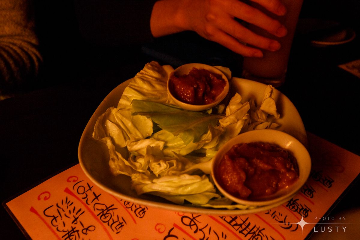 양배추와 소스, 메뉴판 위 손과 음료