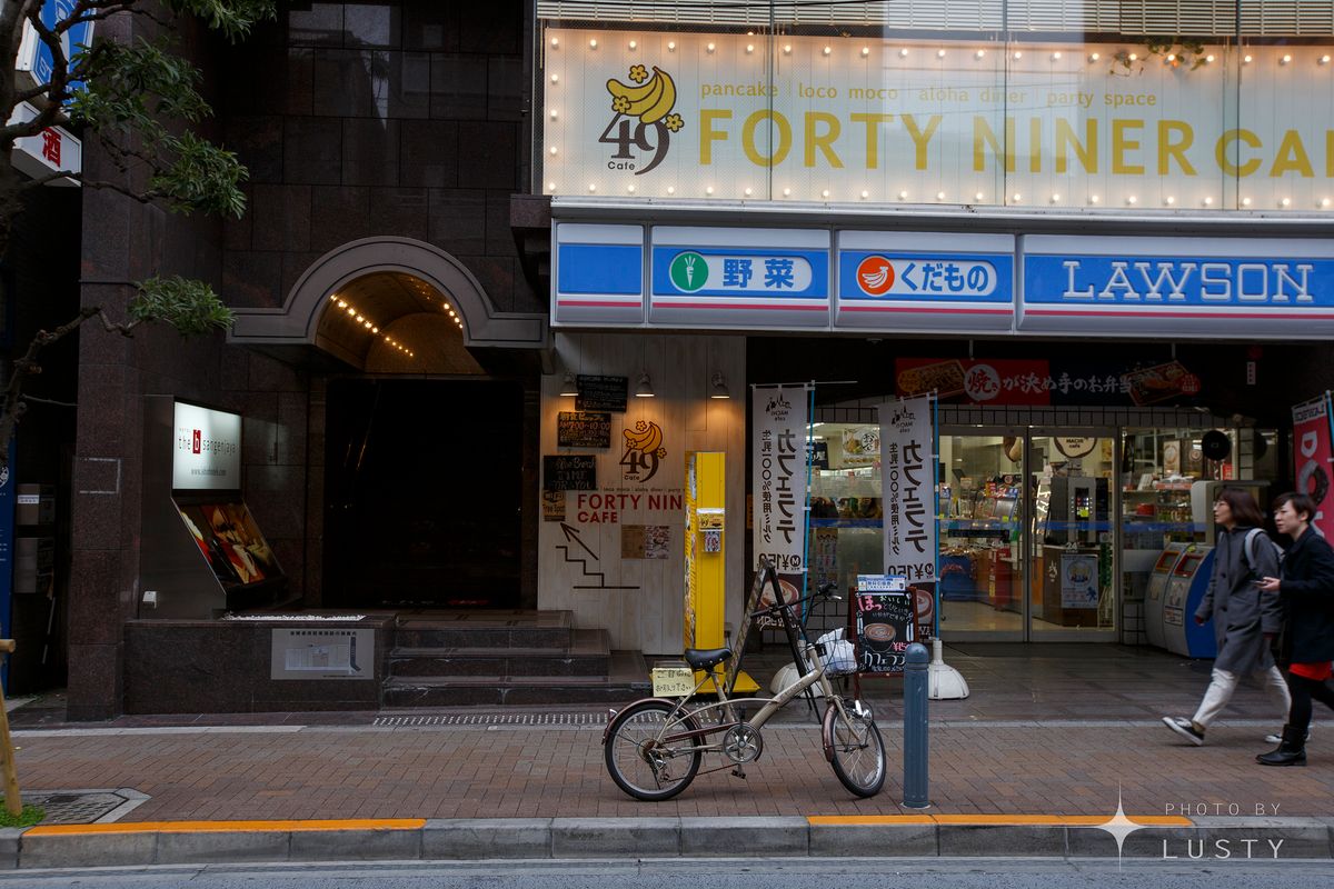 LAWSON 편의점과 Forty Niner Cafe 외