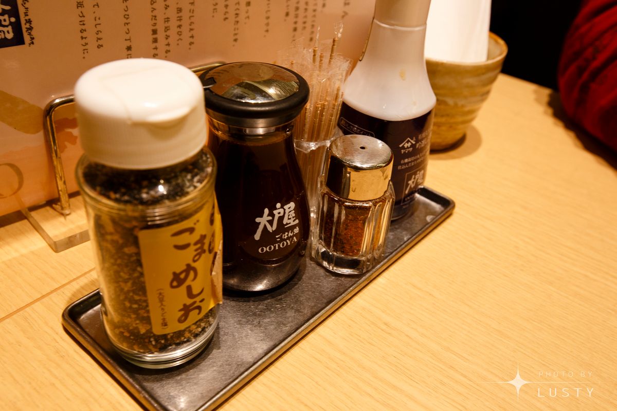 OOTOYA 식당 테이블 위 양념병 세트