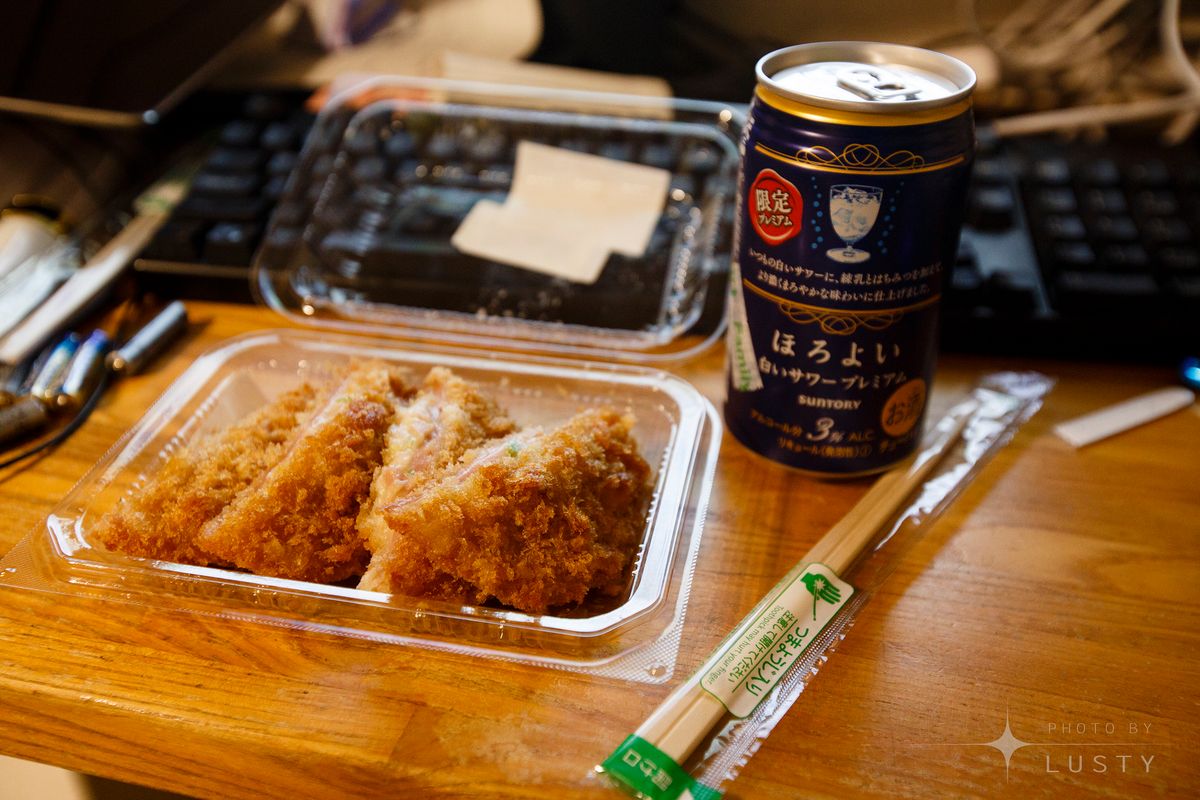 플라스틱 용기 안 돈카츠와 캔 음료