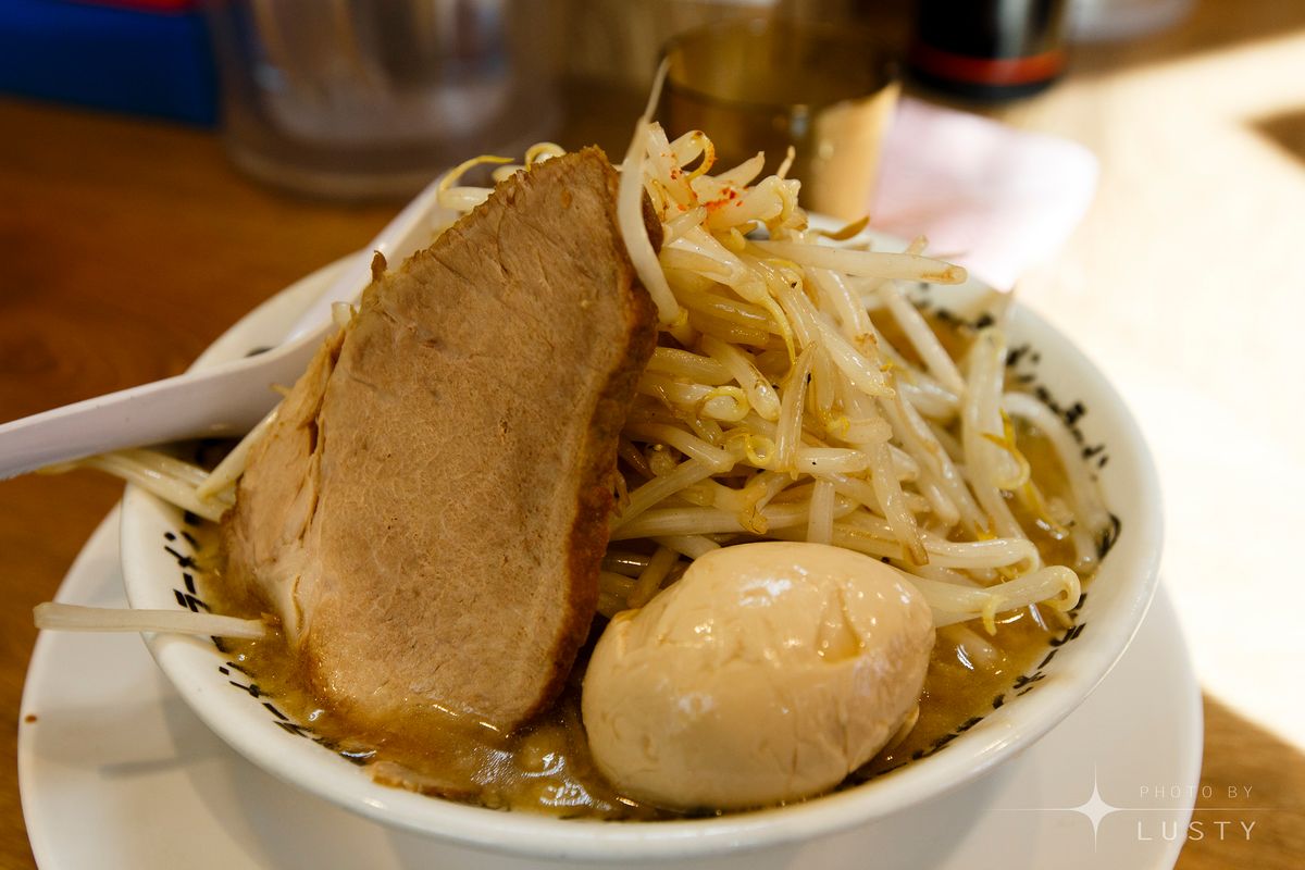 계란과 숙주 얹힌 면 요리