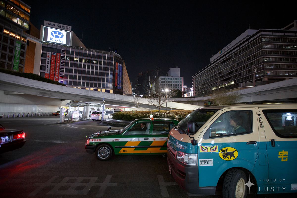 새벽의 신주쿠역 앞 택시와 도로
