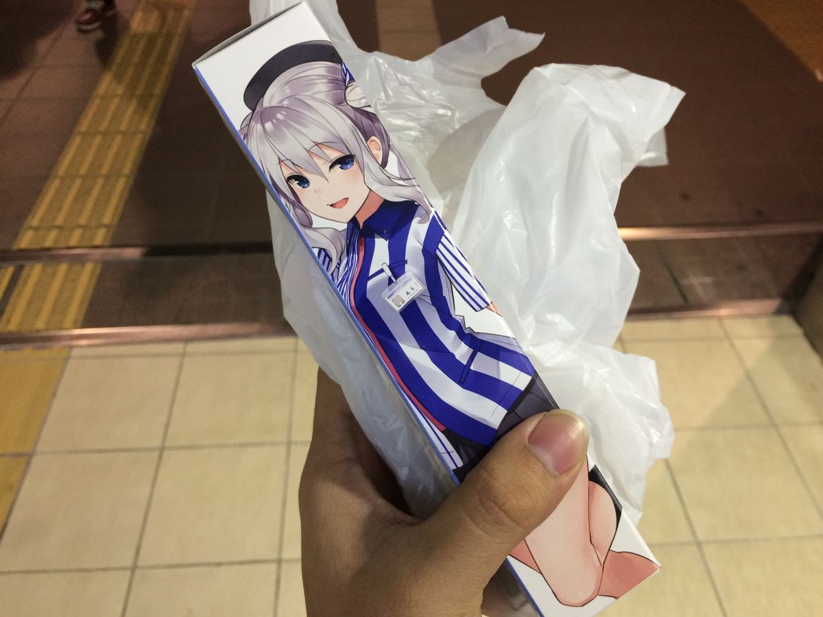 애니 캐릭터 그림 상자를 든 손