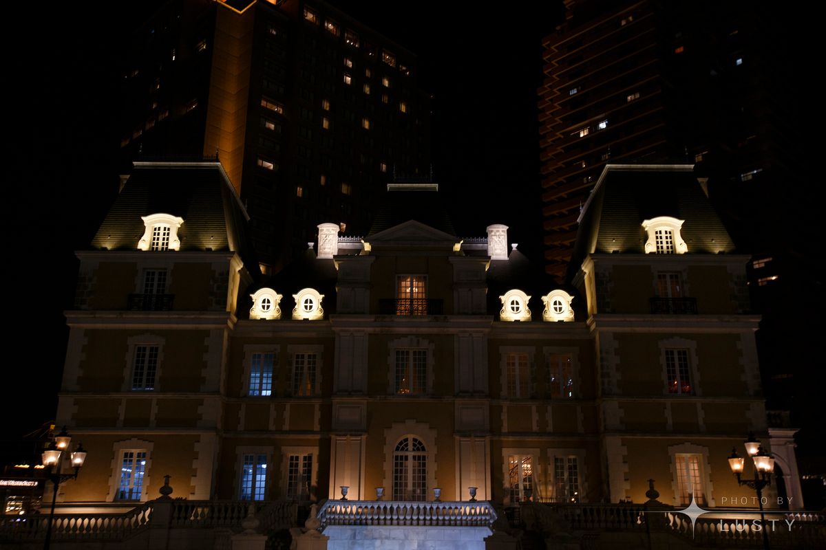 야간에 조명 켜진 서양식 저택 정면