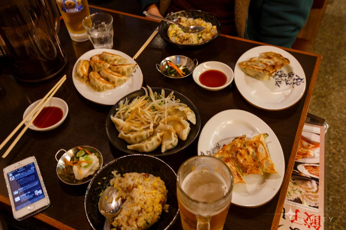 만두와 볶음밥, 맥주가 놓인 식탁