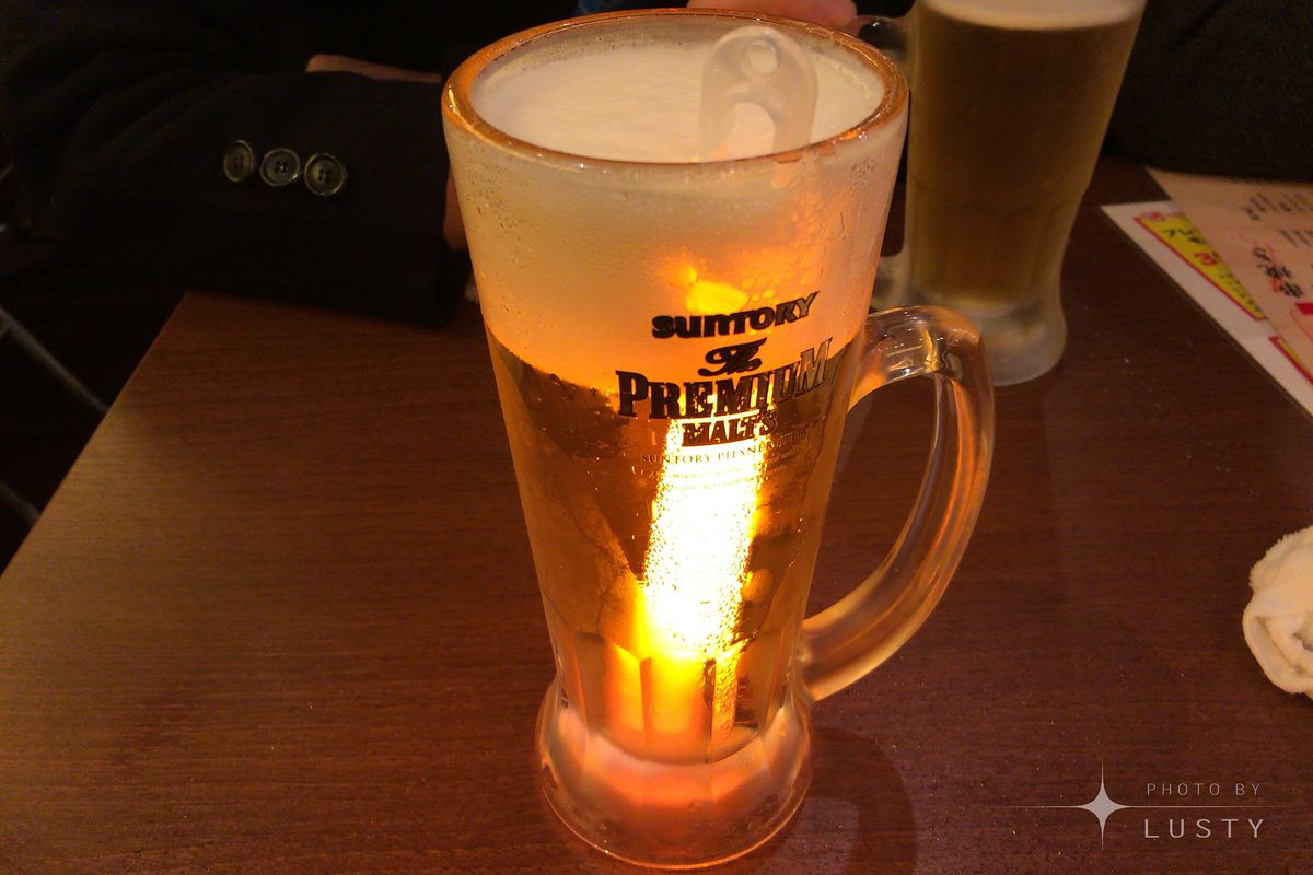 테이블 위 생맥주 잔