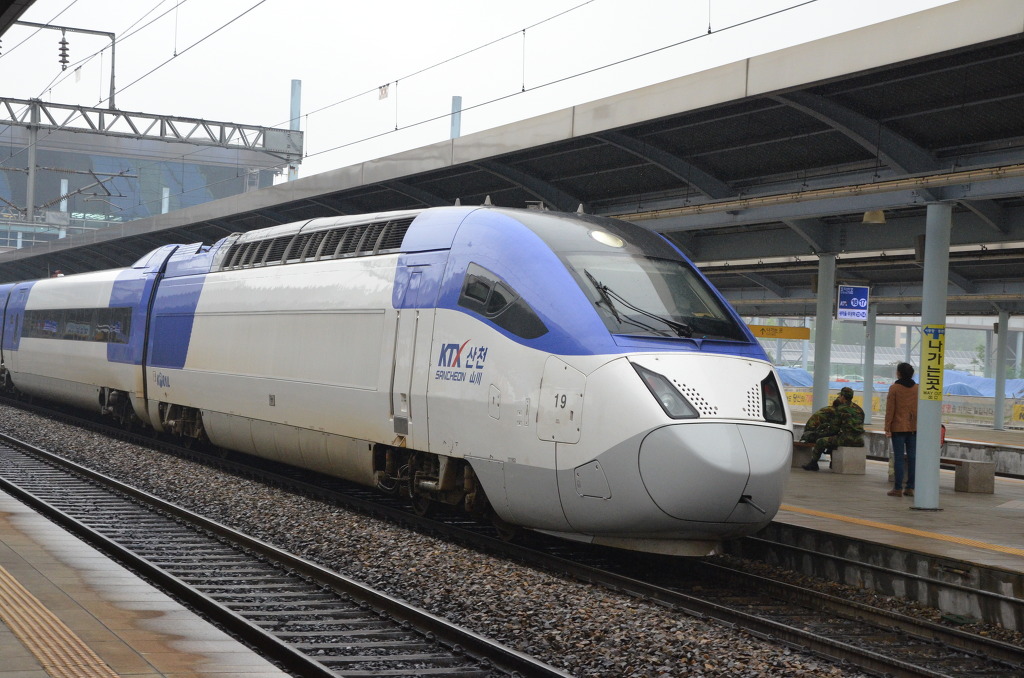 산천 19호 KTX 측면이 보이는 플랫폼