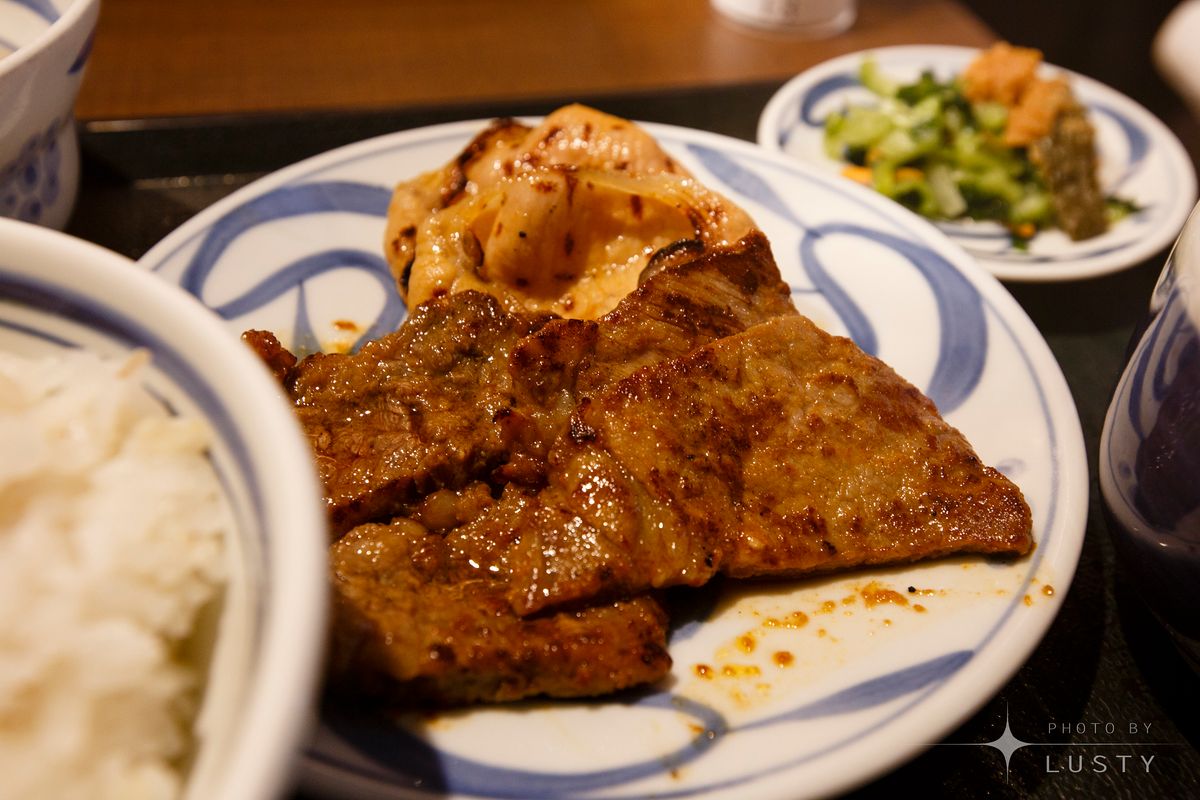 구운 고기와 반찬 접시